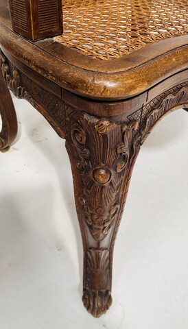 paire de fauteuils de style Louis XV finement sculptée et cannage . XX siècle .