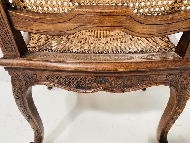 paire de fauteuils de style Louis XV finement sculptée et cannage . XX siècle .
