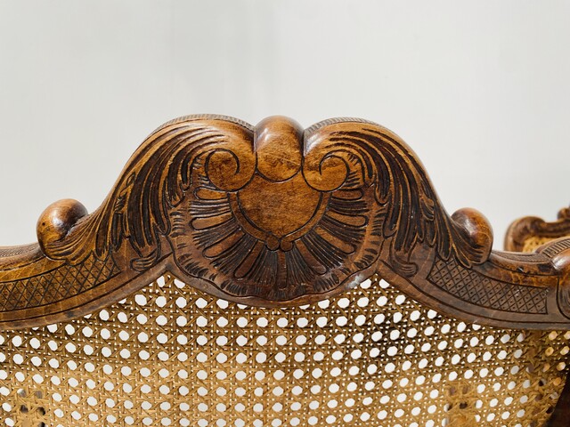 paire de fauteuils de style Louis XV finement sculptée et cannage . XX siècle .