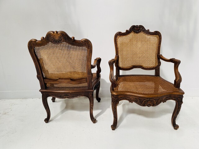 paire de fauteuils de style Louis XV finement sculptée et cannage . XX siècle .