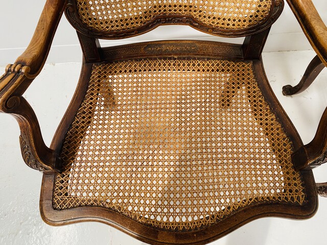 paire de fauteuils de style Louis XV finement sculptée et cannage . XX siècle .