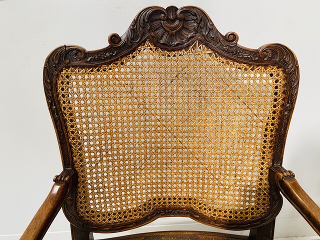 paire de fauteuils de style Louis XV finement sculptée et cannage . XX siècle .