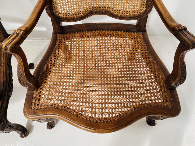 paire de fauteuils de style Louis XV finement sculptée et cannage . XX siècle .