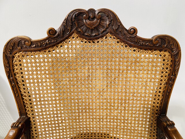 paire de fauteuils de style Louis XV finement sculptée et cannage . XX siècle .