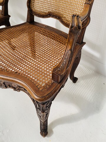 paire de fauteuils de style Louis XV finement sculptée et cannage . XX siècle .