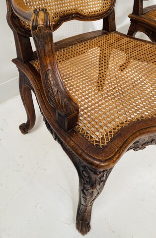 paire de fauteuils de style Louis XV finement sculptée et cannage . XX siècle .