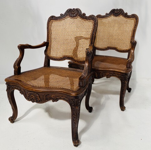 paire de fauteuils de style Louis XV finement sculptée et cannage . XX siècle .