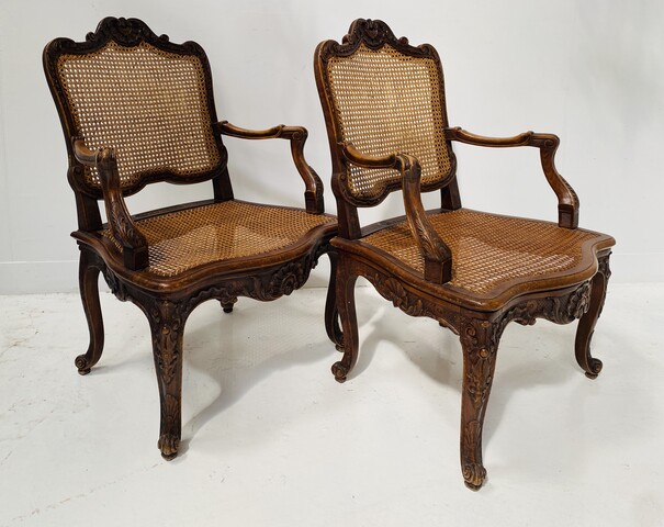 paire de fauteuils de style Louis XV finement sculptée et cannage . XX siècle .