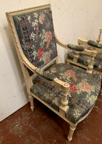Paire de fauteuils de style Louis XVI en hêtre laqué blanc . XX siècle .