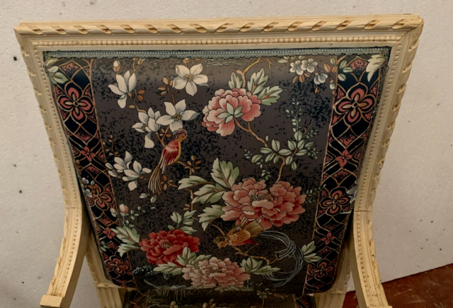 Paire de fauteuils de style Louis XVI en hêtre laqué blanc . XX siècle .