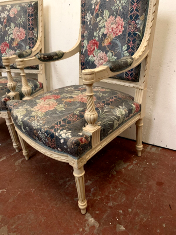 Paire de fauteuils de style Louis XVI en hêtre laqué blanc . XX siècle .