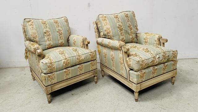 Paire de fauteuils de style Louis XVI en hêtre patiné à l'antique . XX siècle .