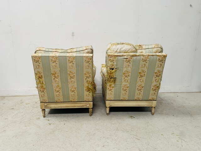 Paire de fauteuils de style Louis XVI en hêtre patiné à l'antique . XX siècle .