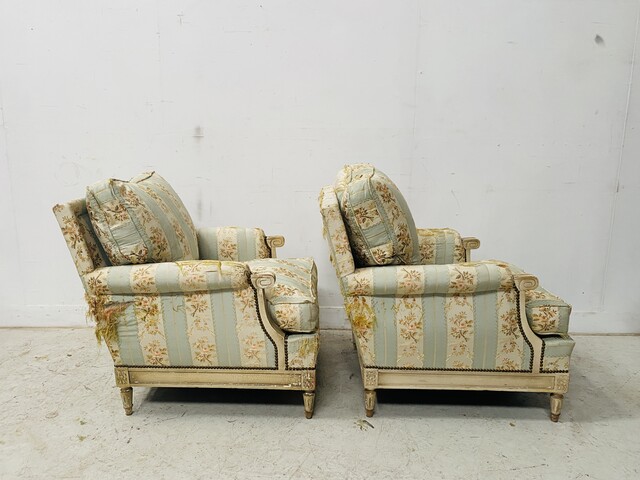 Paire de fauteuils de style Louis XVI en hêtre patiné à l'antique . XX siècle .