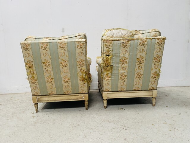 Paire de fauteuils de style Louis XVI en hêtre patiné à l'antique . XX siècle .