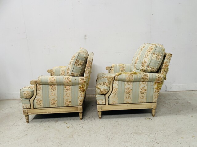 Paire de fauteuils de style Louis XVI en hêtre patiné à l'antique . XX siècle .