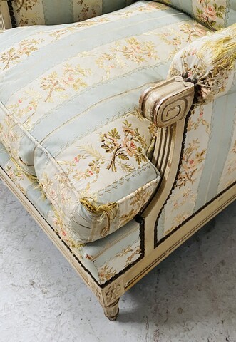 Paire de fauteuils de style Louis XVI en hêtre patiné à l'antique . XX siècle .