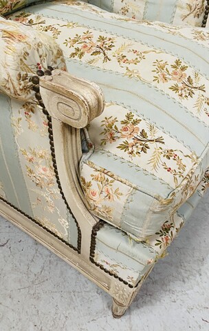 Paire de fauteuils de style Louis XVI en hêtre patiné à l'antique . XX siècle .