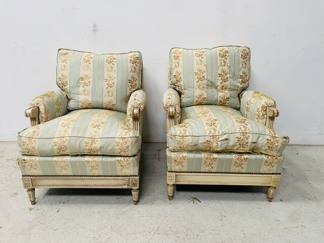 Paire de fauteuils de style Louis XVI en hêtre patiné à l'antique . XX siècle .