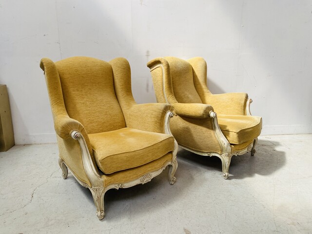 Paire de fauteuils finement sculptée style Louis XV en bois patiné . XX siècle .