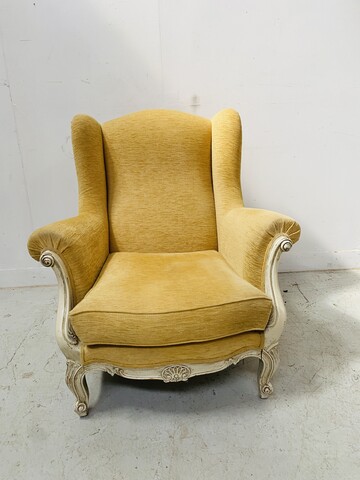 Paire de fauteuils finement sculptée style Louis XV en bois patiné . XX siècle .
