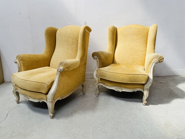 Paire de fauteuils finement sculptée style Louis XV en bois patiné . XX siècle .