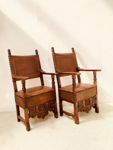 paire de fauteuils haut dossier à assises dossier recouvrement cuir . XX siècle.