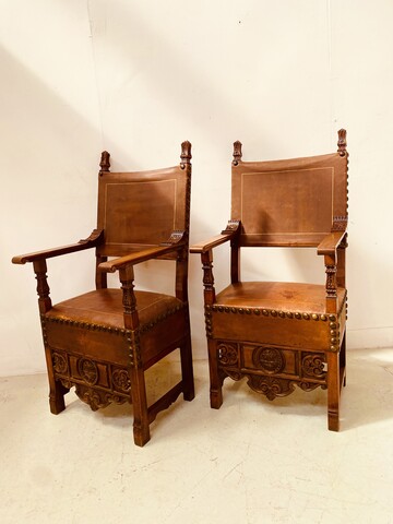 paire de fauteuils haut dossier à assises dossier recouvrement cuir . XX siècle.