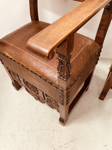 paire de fauteuils haut dossier à assises dossier recouvrement cuir . XX siècle.
