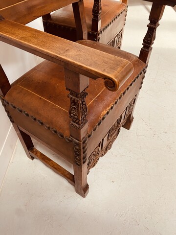 paire de fauteuils haut dossier à assises dossier recouvrement cuir . XX siècle.