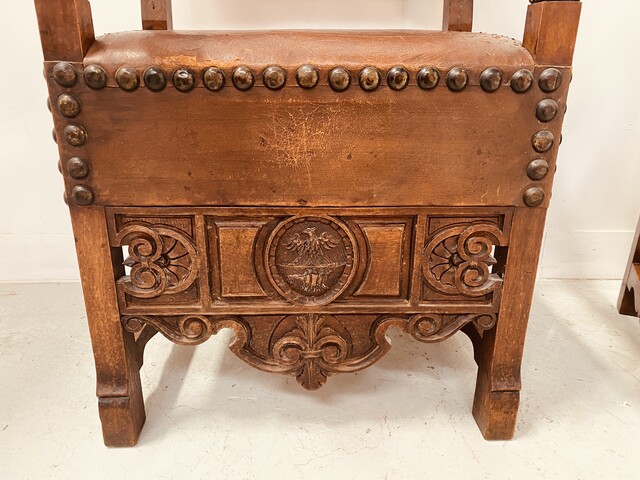 paire de fauteuils haut dossier à assises dossier recouvrement cuir . XX siècle.