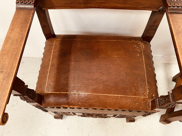 paire de fauteuils haut dossier à assises dossier recouvrement cuir . XX siècle.