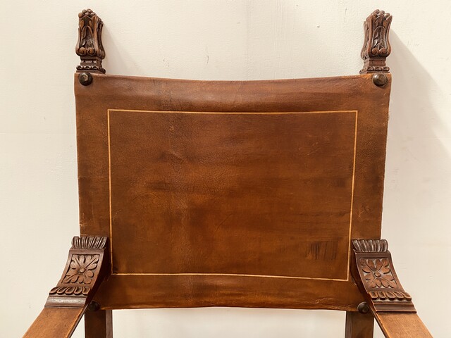 paire de fauteuils haut dossier à assises dossier recouvrement cuir . XX siècle.