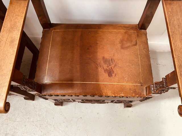 paire de fauteuils haut dossier à assises dossier recouvrement cuir . XX siècle.