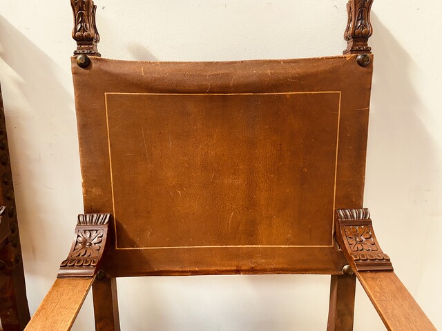 paire de fauteuils haut dossier à assises dossier recouvrement cuir . XX siècle.
