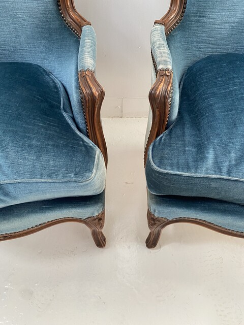 paire de fauteuils style transition Louis XV finement sculptée . XX siècle .