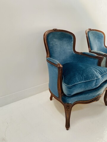 paire de fauteuils style transition Louis XV finement sculptée . XX siècle .
