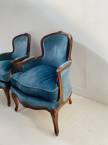paire de fauteuils style transition Louis XV finement sculptée . XX siècle .