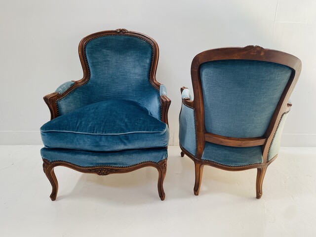 paire de fauteuils style transition Louis XV finement sculptée . XX siècle .
