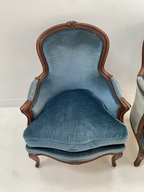 paire de fauteuils style transition Louis XV finement sculptée . XX siècle .