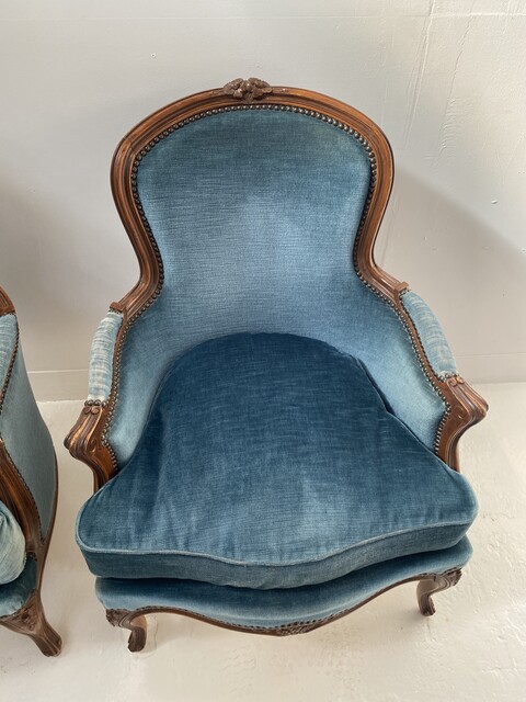 paire de fauteuils style transition Louis XV finement sculptée . XX siècle .