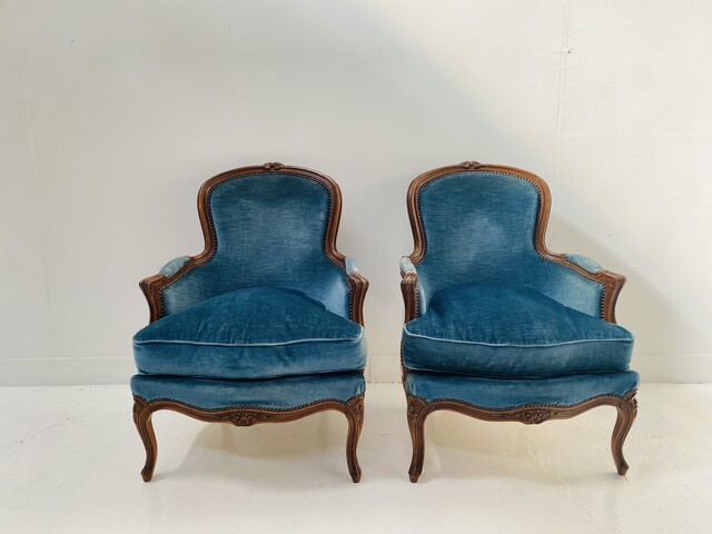 paire de fauteuils style transition Louis XV finement sculptée . XX siècle .