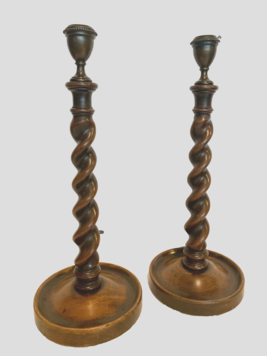 paire de flambeaux en noyer massif finement sculpté en ellipse . XIX siècle .