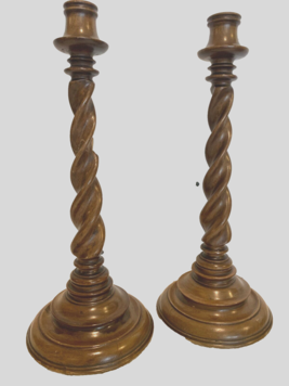 paire de flambeaux en noyer massif finement sculpté . XIX siècle .