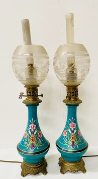 Paire de lampes à pétrole Napoléon III en porcelaine à décor floral .XIX siècle.
