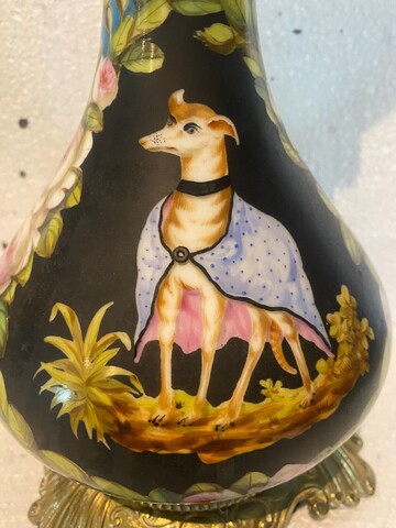 paire de lampes à pétrole porcelaine polychrome à décor de chiens . XIX siècle .