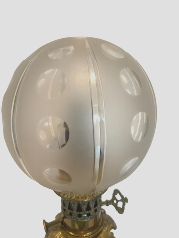 paire de lampes à pétrole porcelaine polychrome à décor de chiens . XIX siècle .