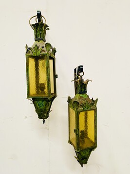 paire de lanternes en tôle laquée à décor de motifs floraux