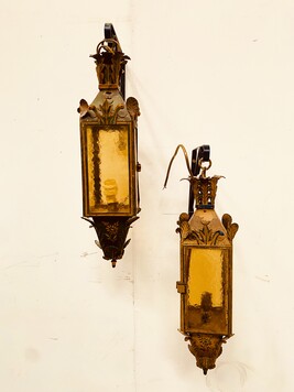 paire de lanternes en tôle laquée à décor de motifs floraux . XX siècle .