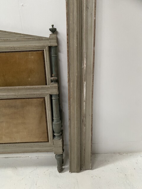 paire de Lits louis XVI sculptée hêtre rechampis recouvrement tissus .XX siècle.